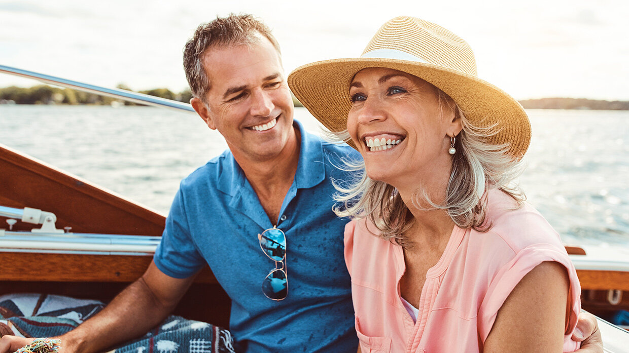 Couple souriant dans un petit bateau